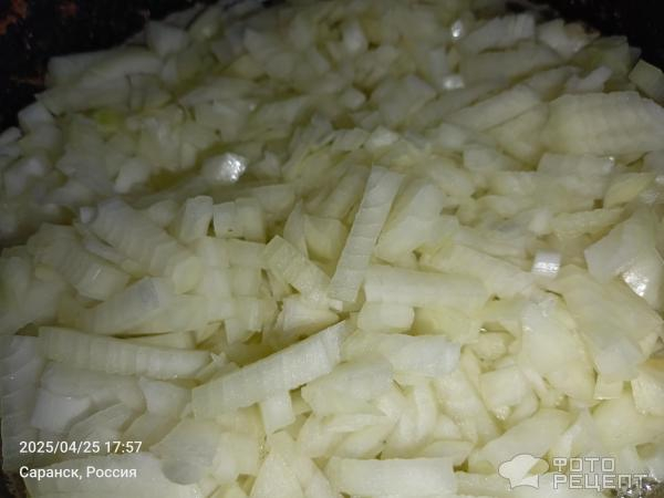 Рецепт: Салат "Слоеный с маринованными огурцами и шпротами" - С луково-морковной поджаркой Рецепт: Салат "Слоеный с маринованными огурцами и шпротами" - С луково-морковной поджаркой