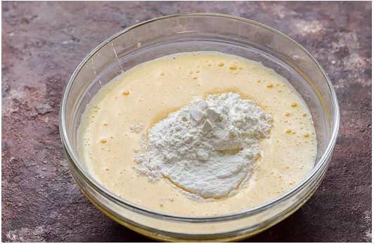 Пышная шарлотка с яблоками в духовке простая Пышная шарлотка с яблоками в духовке простая