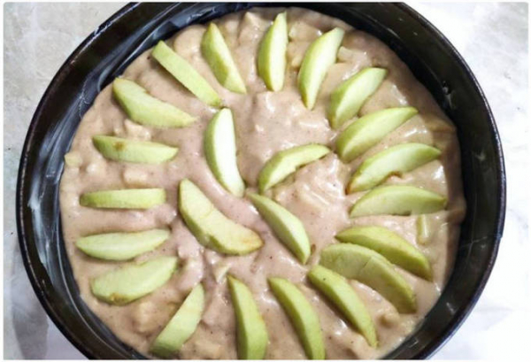 Пышная шарлотка с яблоками в духовке простая Пышная шарлотка с яблоками в духовке простая
