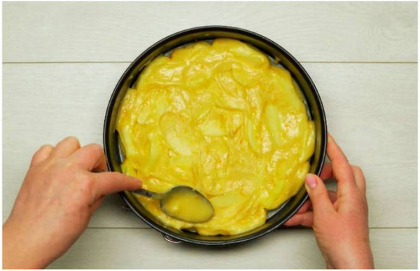 Пышная шарлотка с яблоками в духовке простая Пышная шарлотка с яблоками в духовке простая