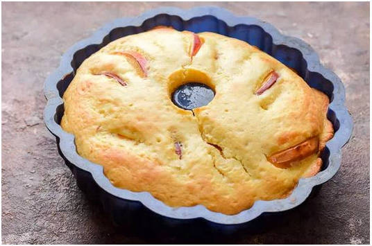 Пышная шарлотка с яблоками в духовке простая Пышная шарлотка с яблоками в духовке простая