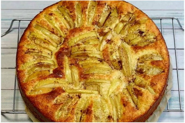 Пышная шарлотка с яблоками в духовке простая Пышная шарлотка с яблоками в духовке простая