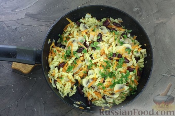 Макароны с грибами и фасолью (на сковороде) Макароны с грибами и фасолью (на сковороде)