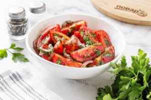 Маринованные помидоры с зеленью