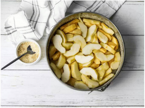 Пышная шарлотка с яблоками в духовке простая Пышная шарлотка с яблоками в духовке простая