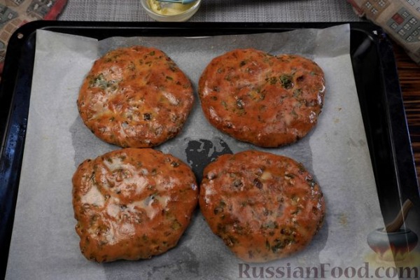 Дрожжевые лепёшки на йогурте, с кинзой, укропом и зелёным луком Дрожжевые лепёшки на йогурте, с кинзой, укропом и зелёным луком