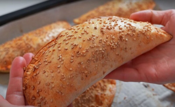 Все восторге от этого рецепта. Невероятно вкусные чебуреки из лаваша в духовке Все восторге от этого рецепта. Невероятно вкусные чебуреки из лаваша в духовке