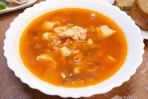 Рецепт: Куриный суп с рисом — и томатами и без картофеля