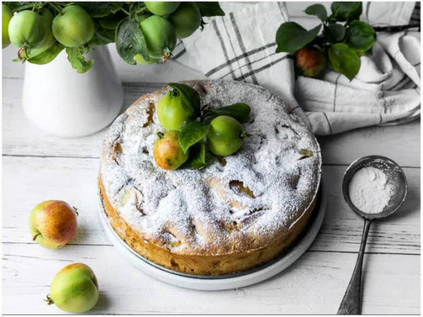 Пышная шарлотка с яблоками в духовке простая Пышная шарлотка с яблоками в духовке простая
