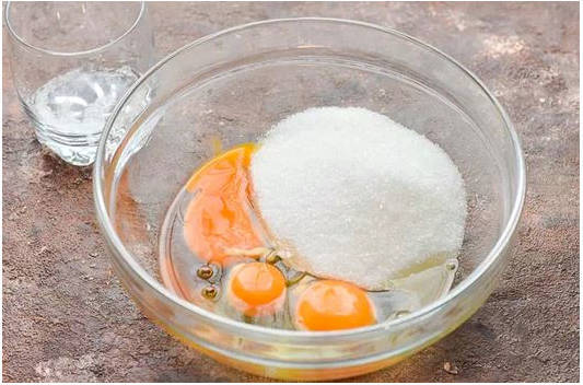Пышная шарлотка с яблоками в духовке простая Пышная шарлотка с яблоками в духовке простая
