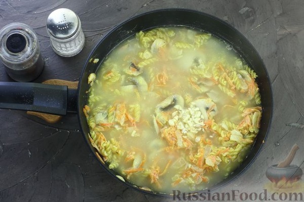 Макароны с грибами и фасолью (на сковороде) Макароны с грибами и фасолью (на сковороде)