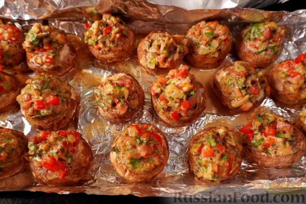 Фаршированные грибы с беконом и сладким перцем Фаршированные грибы с беконом и сладким перцем