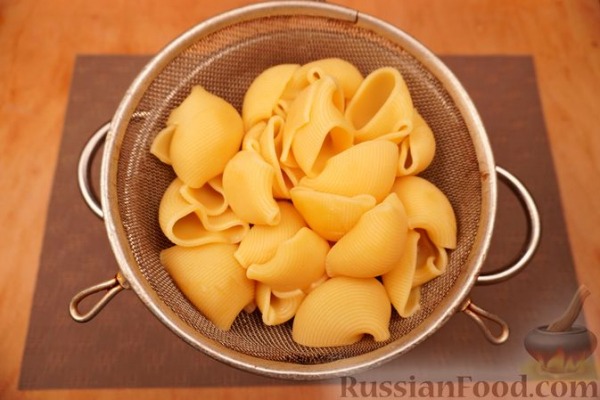 Макароны-ракушки, фаршированные курицей, под сырно-сливочным соусом Макароны-ракушки, фаршированные курицей, под сырно-сливочным соусом