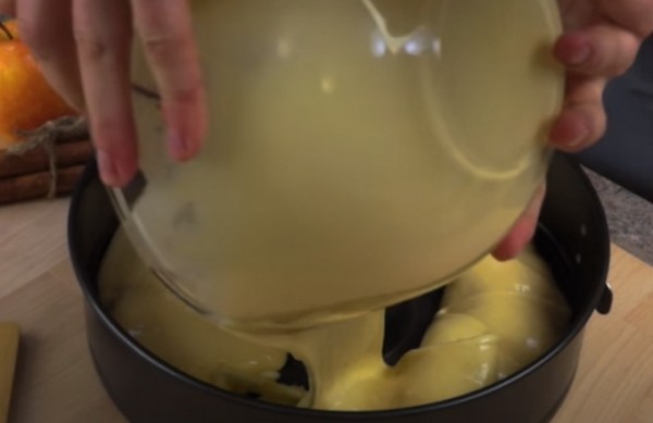 Пышная шарлотка с яблоками в духовке классическая Пышная шарлотка с яблоками в духовке классическая