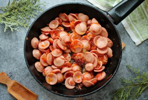 Сырный суп с копчеными сосисками Сырный суп с копчеными сосисками