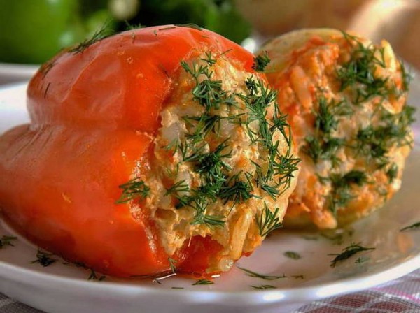 Фаршированные перцы с фаршем и рисом в кастрюле Фаршированные перцы с фаршем и рисом в кастрюле