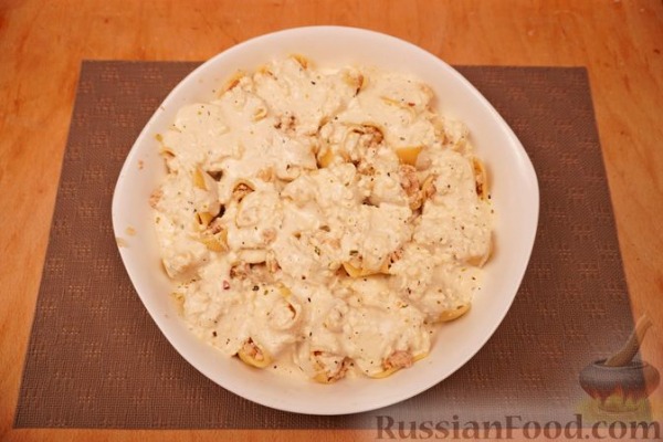 Макароны-ракушки, фаршированные курицей, под сырно-сливочным соусом Макароны-ракушки, фаршированные курицей, под сырно-сливочным соусом