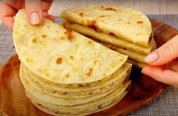 Ароматные татарские лепешки с картофельной начинкой. Невероятно сочные и вкусные Ароматные татарские лепешки с картофельной начинкой. Невероятно сочные и вкусные