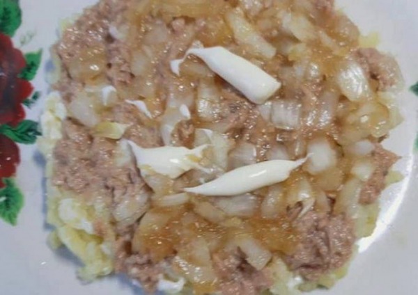 Салат Мимоза с сыром и консервами классический Салат Мимоза с сыром и консервами классический