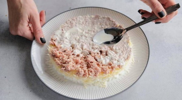 Салат Мимоза с сыром и консервами классический Салат Мимоза с сыром и консервами классический