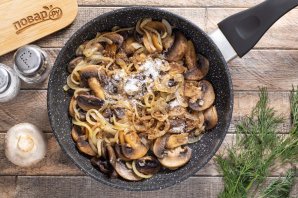 Шампиньоны жареные с луком Шампиньоны жареные с луком