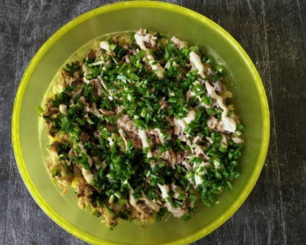 Салат Мимоза с сыром и консервами классический Салат Мимоза с сыром и консервами классический