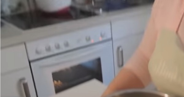 Пышная шарлотка с яблоками в духовке классическая Пышная шарлотка с яблоками в духовке классическая