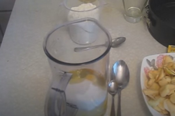 Пышная шарлотка с яблоками в духовке классическая Пышная шарлотка с яблоками в духовке классическая