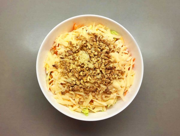 Салат с пекинской капустой, сыром и орехами Салат с пекинской капустой, сыром и орехами