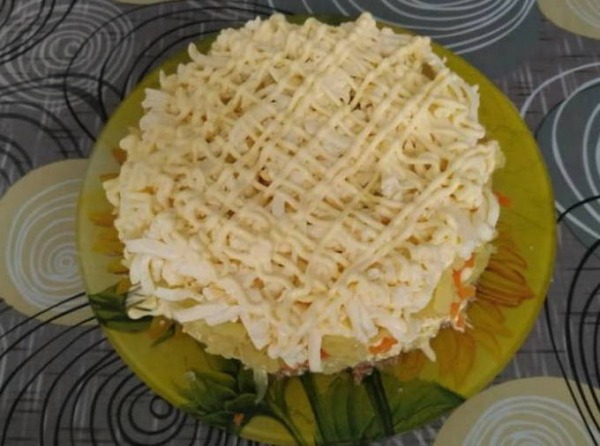 Салат Мимоза с сыром и консервами классический Салат Мимоза с сыром и консервами классический