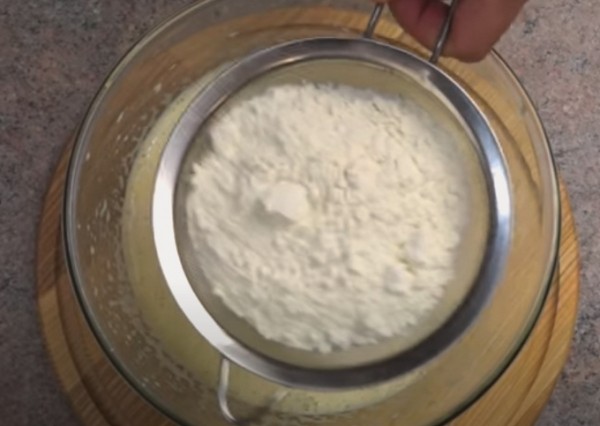 Пышная шарлотка с яблоками в духовке классическая Пышная шарлотка с яблоками в духовке классическая