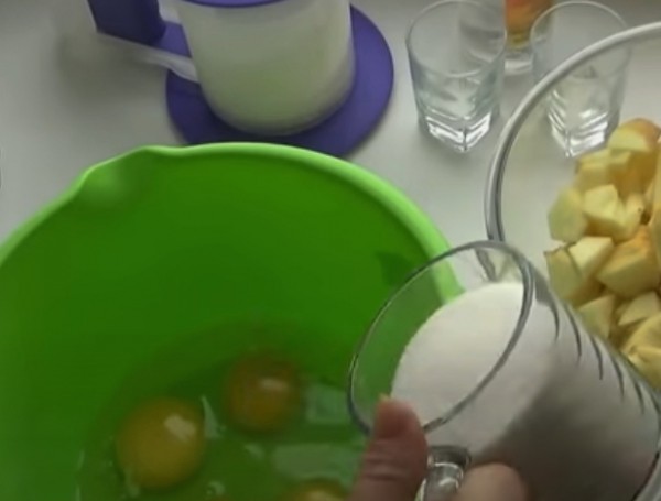 Пышная шарлотка с яблоками в духовке классическая Пышная шарлотка с яблоками в духовке классическая