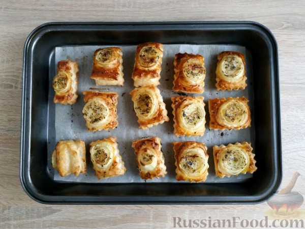 Слойки с луком и пряными травами Слойки с луком и пряными травами