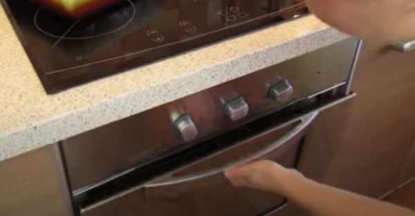 Пышная шарлотка с яблоками в духовке классическая Пышная шарлотка с яблоками в духовке классическая