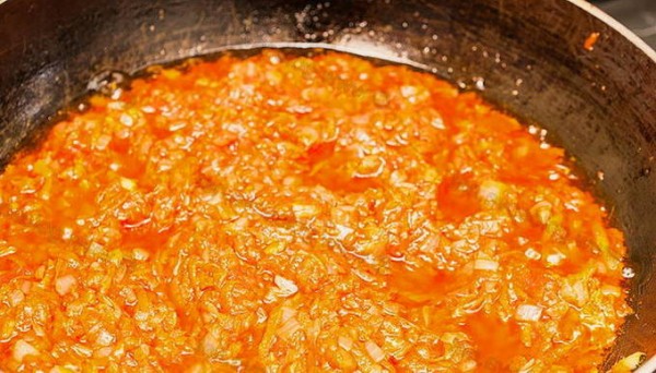 Фаршированные перцы с фаршем и рисом в кастрюле Фаршированные перцы с фаршем и рисом в кастрюле
