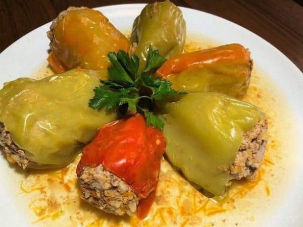 Фаршированные перцы с фаршем и рисом в кастрюле Фаршированные перцы с фаршем и рисом в кастрюле