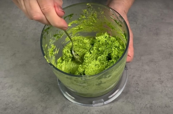 Простая вкусная паста из зеленого лука: хранится до 1 года. Даже не думала, что буду делать такие заготовки на зиму Простая вкусная паста из зеленого лука: хранится до 1 года. Даже не думала, что буду делать такие заготовки на зиму