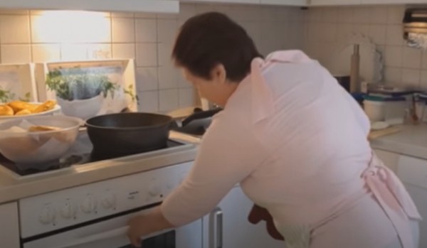 Пышная шарлотка с яблоками в духовке классическая Пышная шарлотка с яблоками в духовке классическая