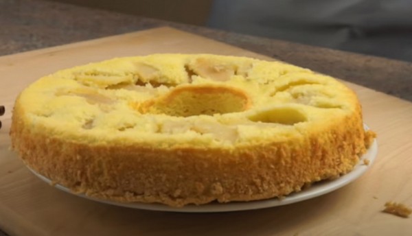 Пышная шарлотка с яблоками в духовке классическая Пышная шарлотка с яблоками в духовке классическая