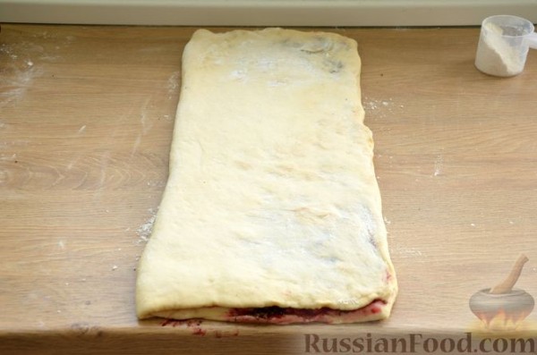 Сдобные булочки-колечки с черешней и шоколадным штрейзелем Сдобные булочки-колечки с черешней и шоколадным штрейзелем
