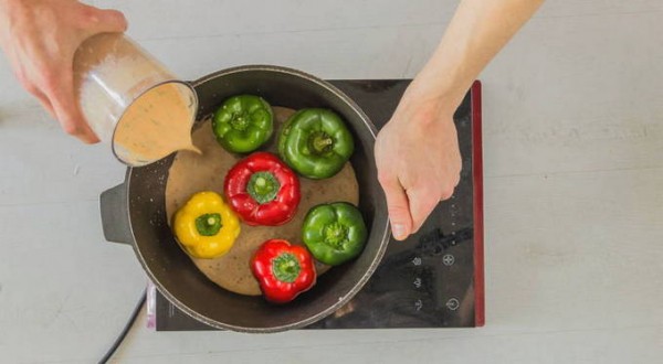 Фаршированные перцы с фаршем и рисом в кастрюле Фаршированные перцы с фаршем и рисом в кастрюле