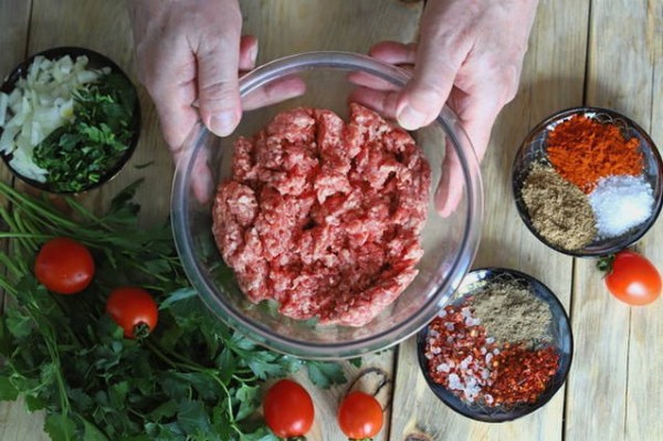 Фаршированные перцы с фаршем и рисом в кастрюле Фаршированные перцы с фаршем и рисом в кастрюле