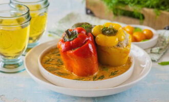 Фаршированные перцы с фаршем и рисом в кастрюле Фаршированные перцы с фаршем и рисом в кастрюле