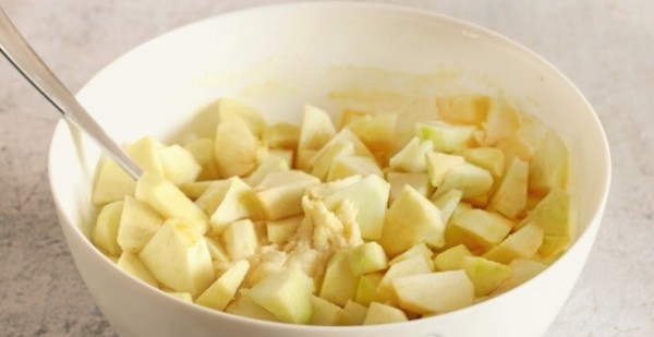 Пышная шарлотка с яблоками в духовке классическая Пышная шарлотка с яблоками в духовке классическая
