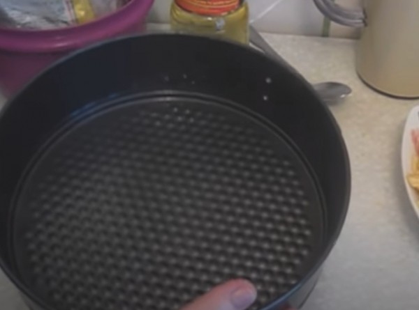 Пышная шарлотка с яблоками в духовке классическая Пышная шарлотка с яблоками в духовке классическая