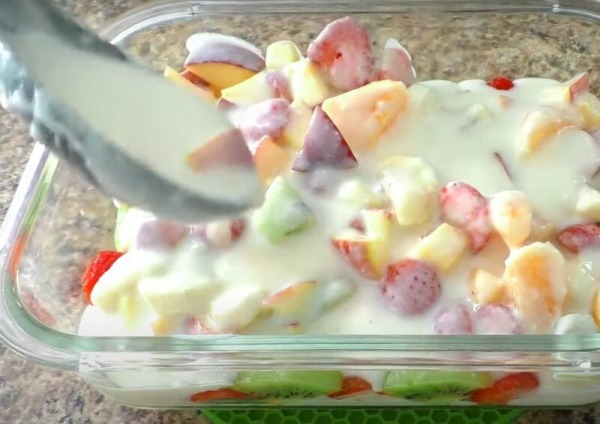 Молоко, сметана и фрукты. Рецепт за 1 час: вкусный и полезный десерт без желатина и выпечки Молоко, сметана и фрукты. Рецепт за 1 час: вкусный и полезный десерт без желатина и выпечки