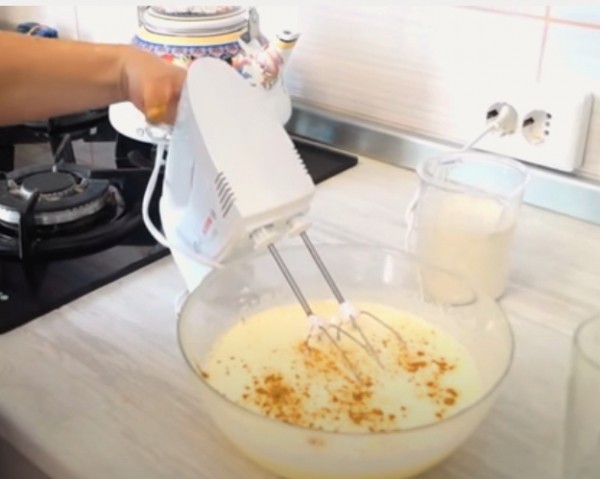 Пышная шарлотка с яблоками в духовке классическая Пышная шарлотка с яблоками в духовке классическая