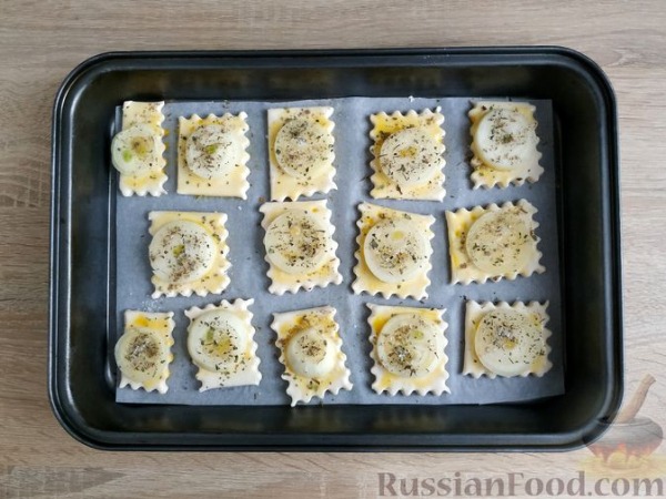 Слойки с луком и пряными травами Слойки с луком и пряными травами