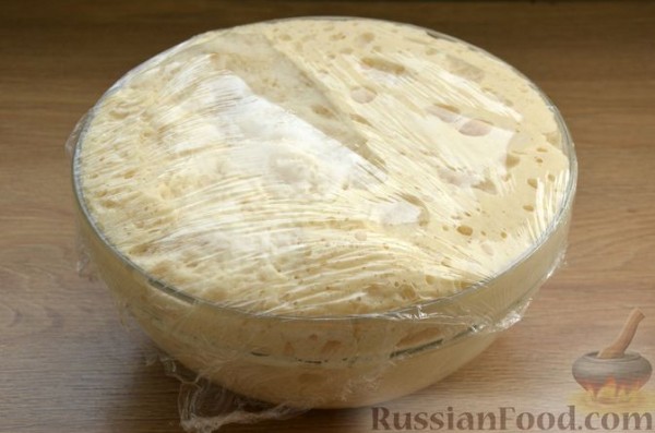 Сдобные булочки-колечки с черешней и шоколадным штрейзелем Сдобные булочки-колечки с черешней и шоколадным штрейзелем