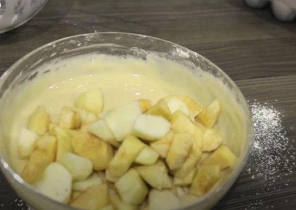 Пышная шарлотка с яблоками в духовке классическая Пышная шарлотка с яблоками в духовке классическая